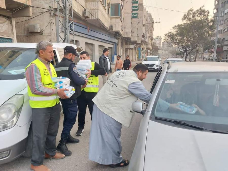 طنبورة يشارك في توزيع وجبات الافطار على الصائمين